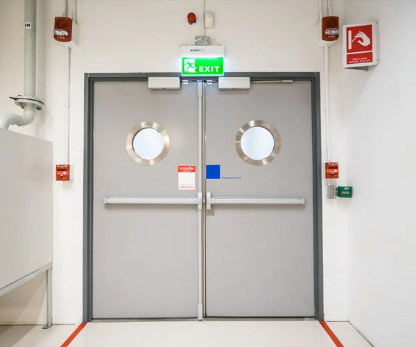 Puerta industrial de emergencia color gris.<br />
VIsta interior, bien iluminado.